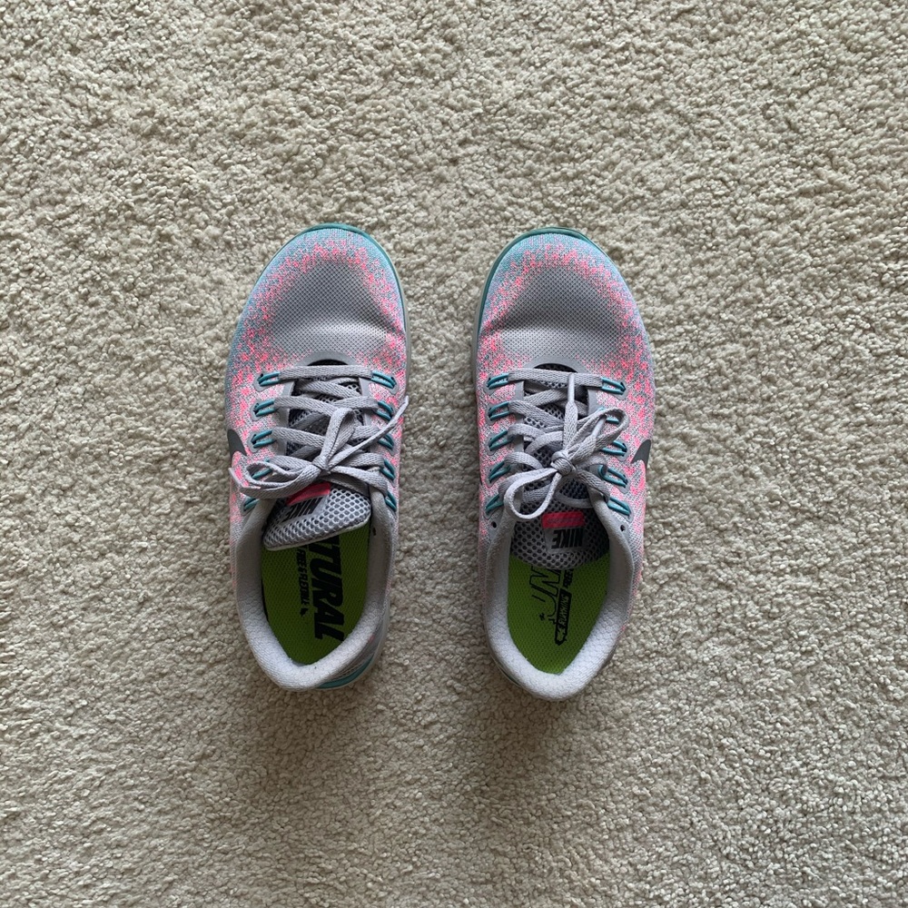 75% new nike shoes - soft and comfy size 6.5